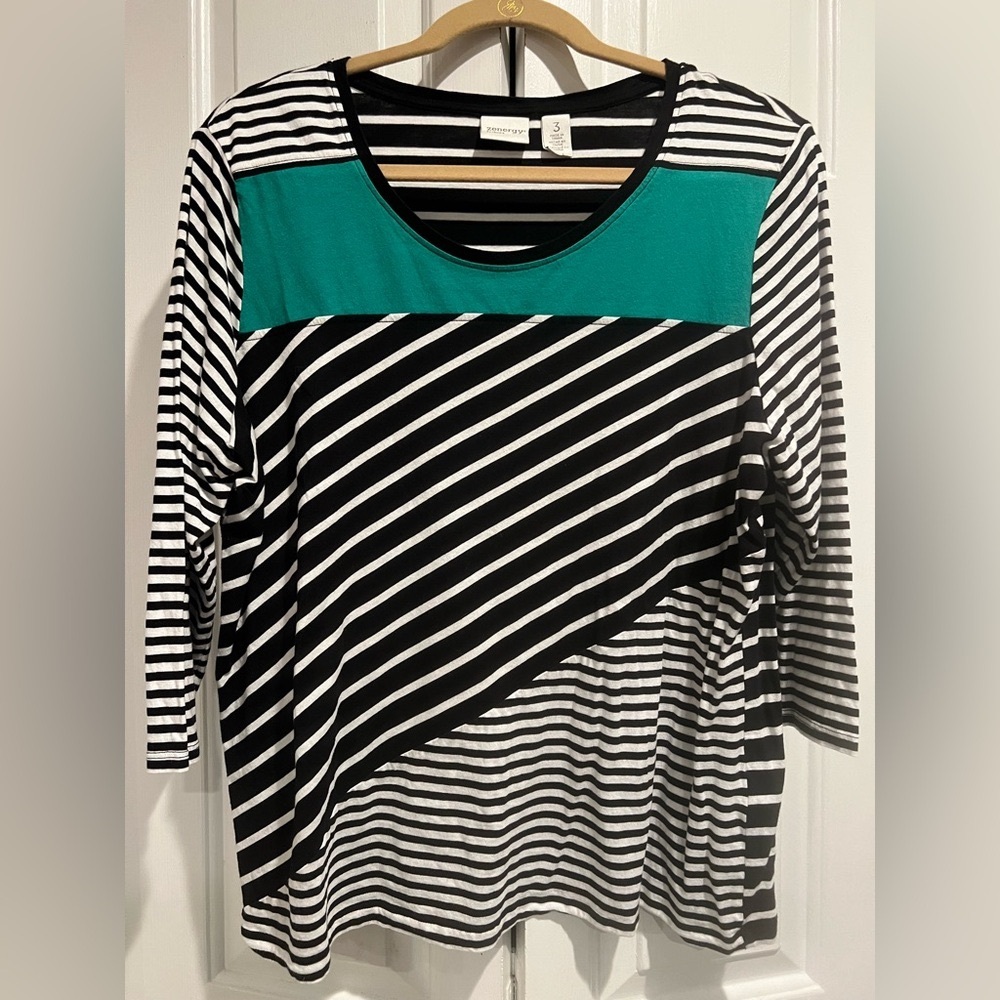 CHICOS 💚🖤 Green Blouse with 3/4 Sleeves and Asymmetrical Graphic Design